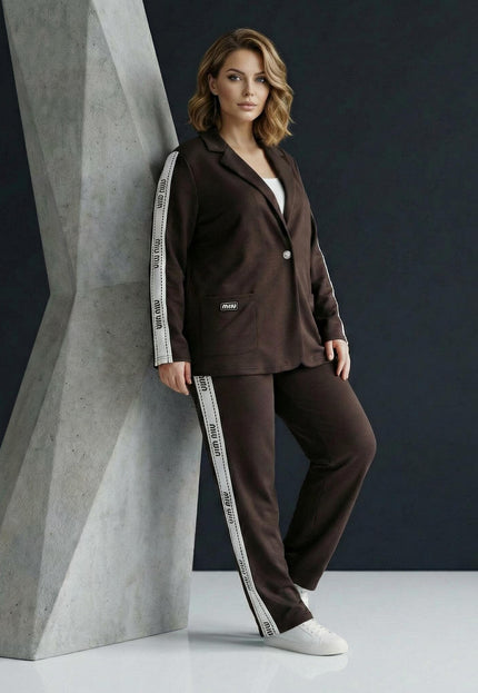 Стилен дамски комплект от две части в кафяв цвят с декоративни бели кантове по ръкавите и панталона, представен върху модел в цял ръст.