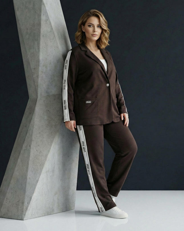 Стилен дамски комплект от две части в кафяв цвят с декоративни бели кантове по ръкавите и панталона, представен върху модел в цял ръст.