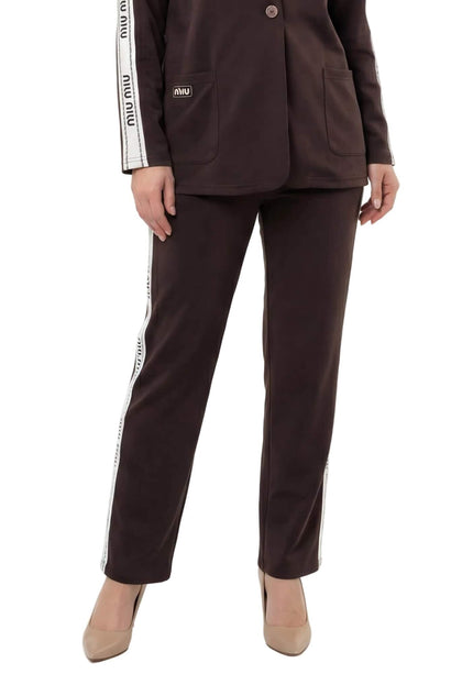 Прав панталон от официален дамски комплект в кафяв цвят с бял декоративен кант и надписи отстрани, заснет на бял фон.