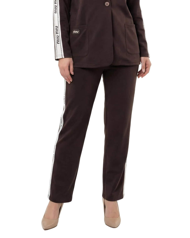 Прав панталон от официален дамски комплект в кафяв цвят с бял декоративен кант и надписи отстрани, заснет на бял фон.