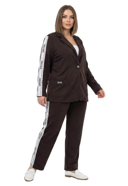 Официален дамски комплект от две части в кафяв цвят, декориран с бели ленти с надписи по ръкавите и панталона. Снимка в цял ръст на бял фон, демонстрираща кройката.