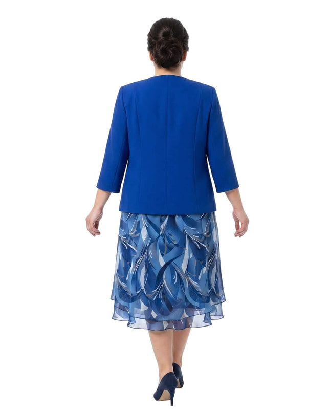 Официален дамски костюм големи размери с шифонена рокля в кралскосин цвят - изглед отзад на бял фон, показващ сакото и ефирната пола.