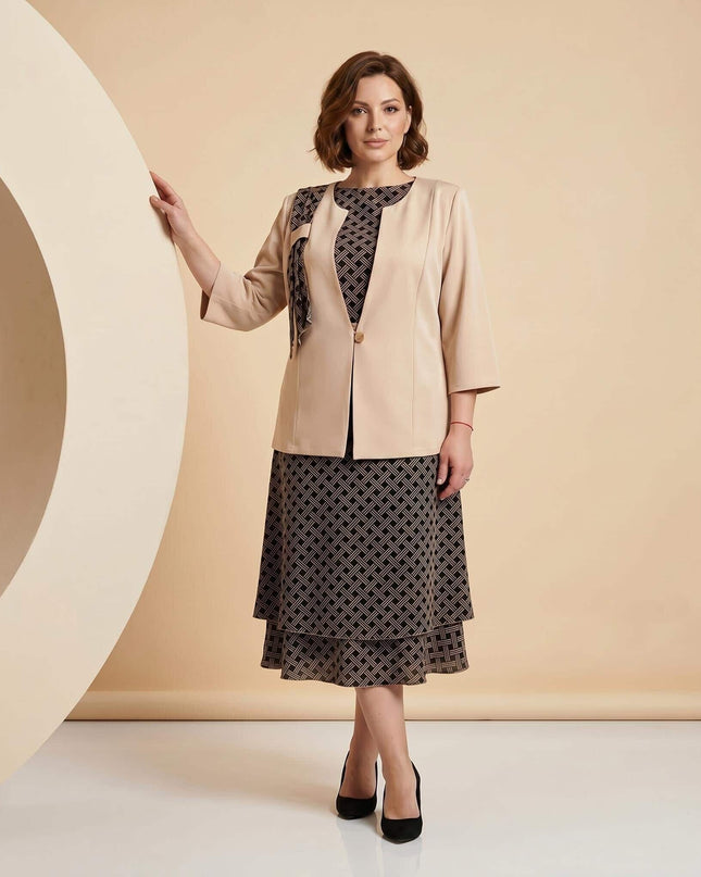 Официален дамски костюм с бежово сако и рокля с геометричен принт. Кадър в цял ръст на модел, демонстриращ елегантната етажирана пола.