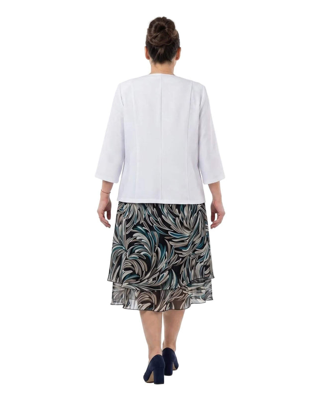 Официален дамски костюм от две части с бяло сако и шарена шифонена рокля, показан отзад на бял фон.