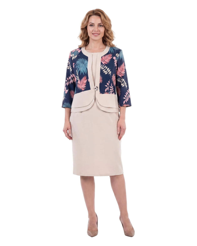 Официален комплект от права бежова рокля и тъмносиньо сако с тропически флорален принт, изглед отпред в цял ръст на бял фон.