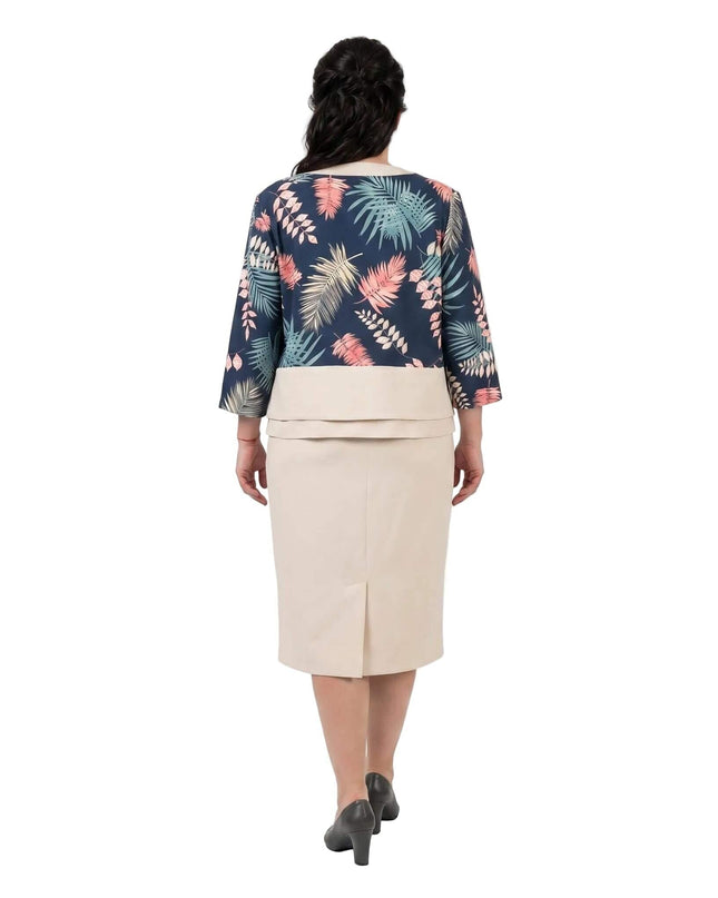 Изглед отзад на официален дамски комплект в цял ръст, включващ тъмносиньо сако с флорален принт и пеплум, съчетано с права бежова рокля с цепка.