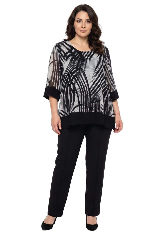 Официален макси комплект от туника с абстрактен принт в черно и сиво и прав панталон. Моделът е представен в цял ръст на бял фон.