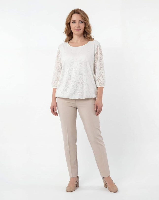 Официална бяла макси туника с флорален десен и ефирни ръкави. Представена в цял ръст на бял фон, съчетана с елегантен панталон.