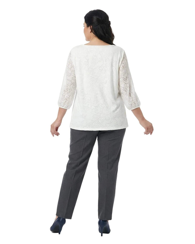 Елегантна бяла макси туника с релефен флорален десен и 7/8 ръкави, представена в гръб на бял фон.