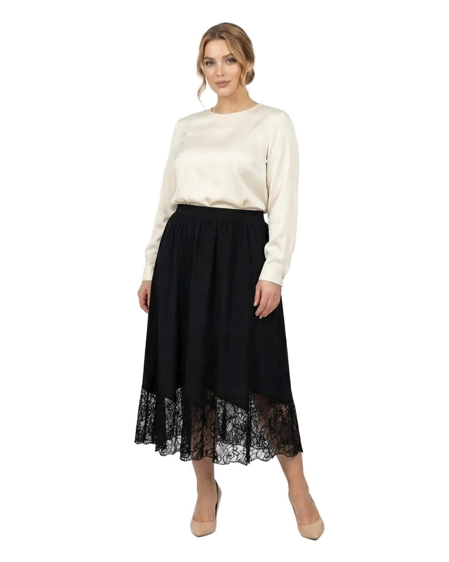 Модел в цял ръст, облечен с елегантна черна макси пола с разкроен силует и широк дантелен завършек.