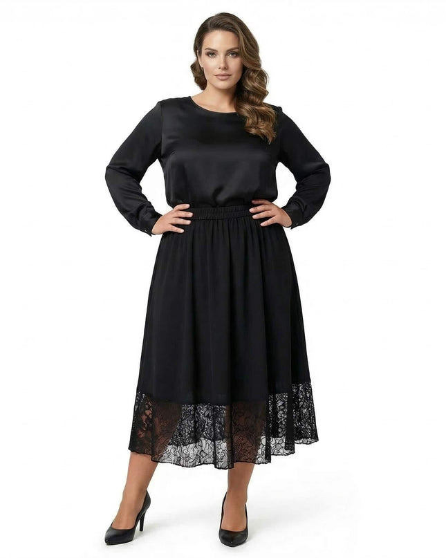 Кадър в цял ръст на официална черна макси пола с разкроен силует. Дизайнът се отличава с ластичен колан и елегантен завършек от прозрачна дантела.