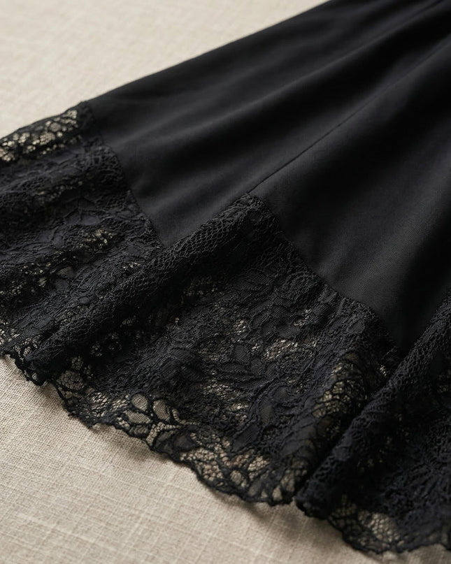 Детайл отблизо на официална черна макси пола, показващ фината изработка на красивия завършек от широка флорална дантела.