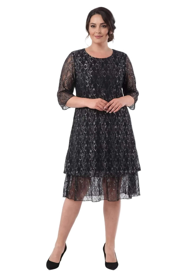 Официална черна макси рокля с ефектна прозрачна дантела и 3/4 ръкави, представена отпред в цял ръст на бял фон.