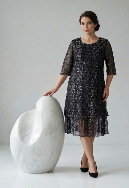 Официална черна макси рокля с ефектна флорална дантела и 3/4 ръкави. Кадър в цял ръст, показващ силуета на дрехата.