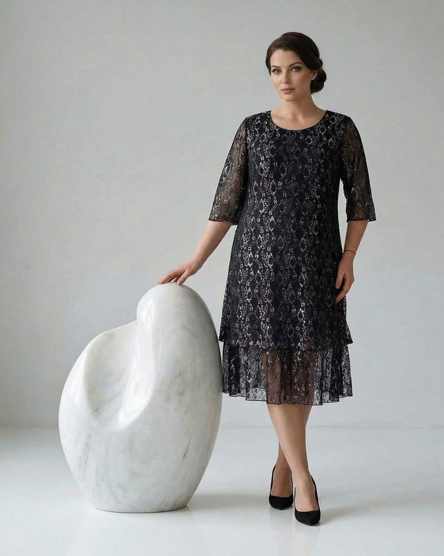 Официална черна макси рокля с ефектна флорална дантела и 3/4 ръкави. Кадър в цял ръст, показващ силуета на дрехата.