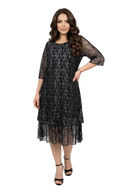 Официална черна макси рокля с флорална дантела с лек блясък и прозрачни 3/4 ръкави, заснета в цял ръст.