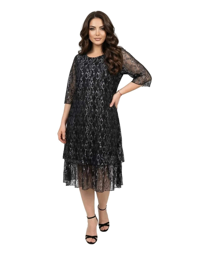 Официална черна макси рокля с флорална дантела с лек блясък и прозрачни 3/4 ръкави, заснета в цял ръст.