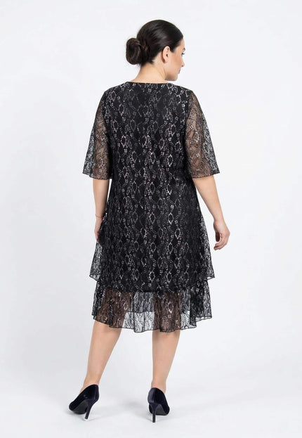 Изглед отзад на официална черна макси рокля с ефектна дантела и прозрачни 3/4 ръкави. Елегантната визия е представена на бял фон.