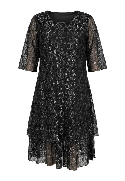 Официална черна макси рокля с ефектна дантела с 3/4 ръкави и етажиран подгъв, заснета на бял фон.