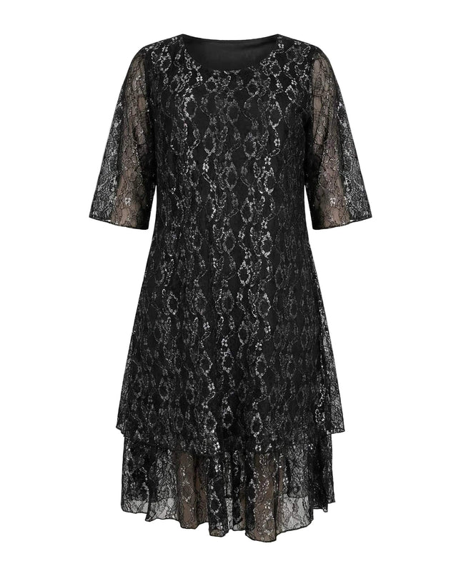 Официална черна макси рокля с ефектна дантела с 3/4 ръкави и етажиран подгъв, заснета на бял фон.