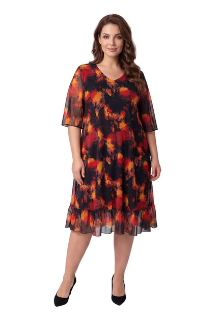 Официална черна макси рокля с шифон и огнен принт, V-образно деколте и волани, представена в цял ръст на бял фон.