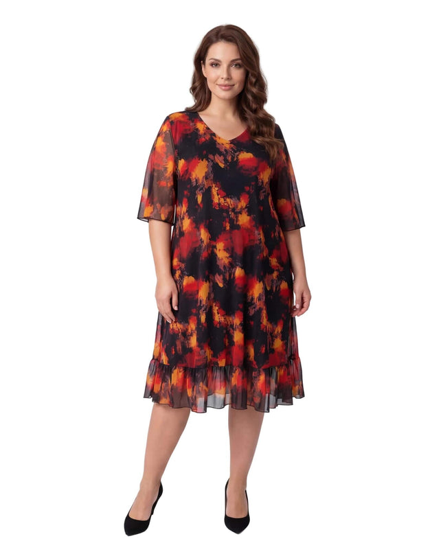 Официална черна макси рокля с шифон и огнен принт, V-образно деколте и волани, представена в цял ръст на бял фон.