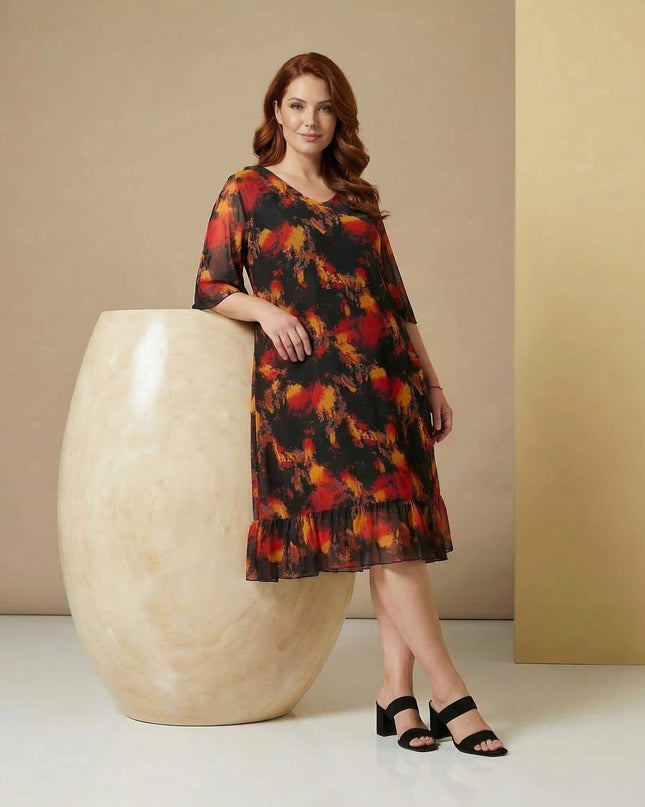 Официална черна макси рокля с шифон и огнен принт, представена в цял ръст. Моделът се отличава с ефирни ръкави и елегантен подгъв с волан.