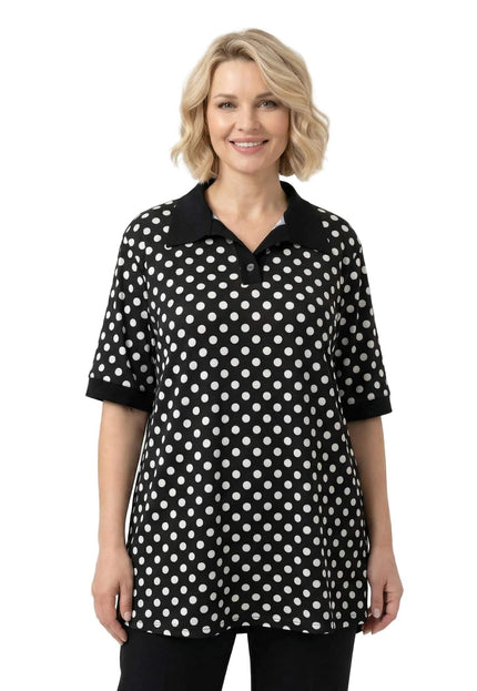 Официална черна макси туника на бели точки с контрастна якичка и къси ръкави. Елегантен модел, заснет отпред на бял фон.