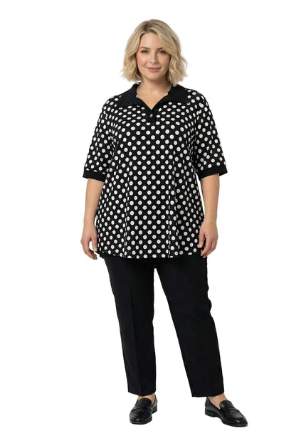 Официална черна макси туника на бели точки с якичка и къси ръкави. Представена от модел в цял ръст, съчетана с класически черен панталон.