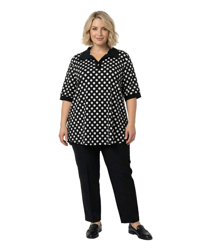 Официална черна макси туника на бели точки с якичка и къси ръкави. Представена от модел в цял ръст, съчетана с класически черен панталон.