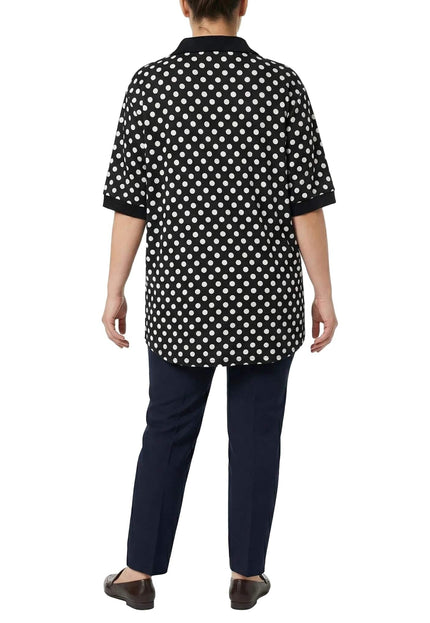 Официална черна макси туника на бели точки с якичка, разкроена кройка, заснета отзад в цял ръст на бял фон.