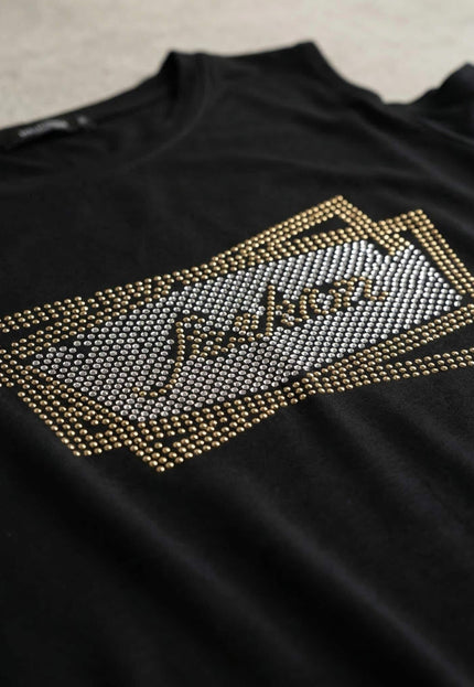 Детайл отблизо на официална черна макси туника, акцентиращ върху ефектната апликация от златисти и сребристи камъчета.