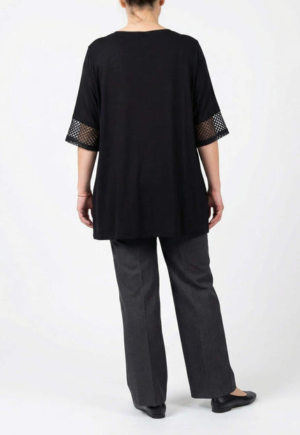Изглед отзад на официална черна макси туника с мрежести акценти на ръкавите, съчетана с тъмносив панталон на бял фон.