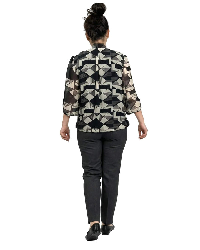 Официална макси туника с геометричен десен в черно и бяло, заснета в гръб. Моделът е с широки 7/8 ръкави и пада свободно, подходящ за официални поводи.