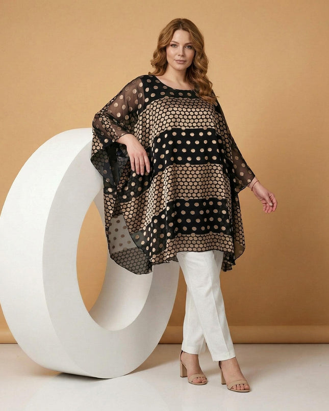 Официална черна макси туника тип пончо от шифон със златисти точки и асиметричен подгъв, представена в цял ръст.
