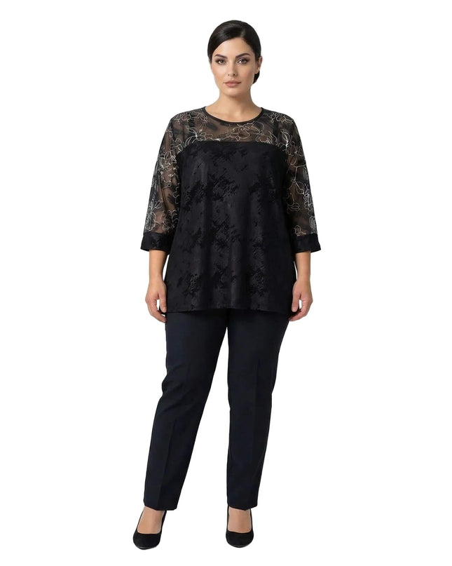 Официална черна туника големи размери с флорална бродерия и шифонени детайли, представена от модел в цял ръст на бял фон.