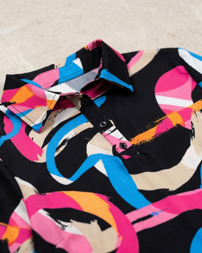 Детайл отблизо на официална дамска макси риза, показващ класическата яка, три копчета на деколтето и пъстър абстрактен десен.