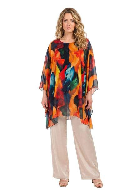 Официална лятна макси туника тип пончо в пъстър абстрактен десен. Моделът позира в цял ръст отпред на бял фон.