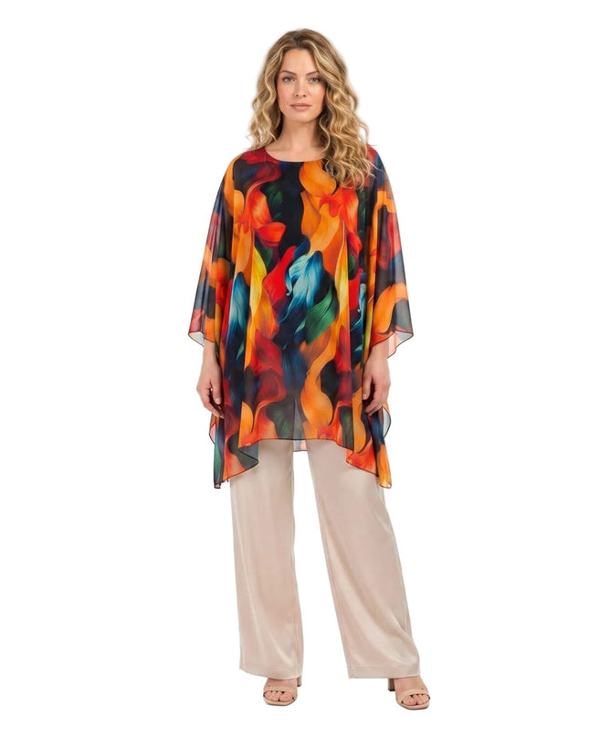Официална лятна макси туника тип пончо в пъстър абстрактен десен. Моделът позира в цял ръст отпред на бял фон.