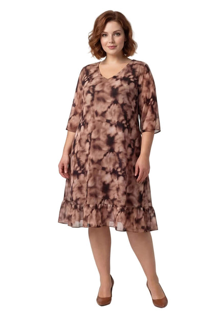 Официална макси рокля от ефирен шифон с абстрактен преливащ десен в кафяво и подгъв с волан, представена в цял ръст на бял фон.