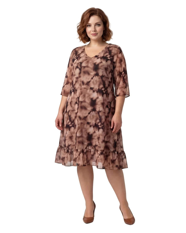 Официална макси рокля от ефирен шифон с абстрактен преливащ десен в кафяво и подгъв с волан, представена в цял ръст на бял фон.