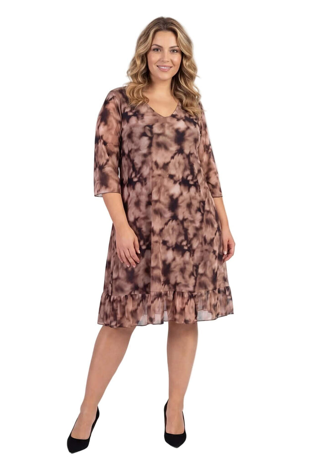 Официална макси рокля от ефирен шифон с преливащ десен, V-образно деколте и подгъв с волан, заснета в цял ръст на бял фон.