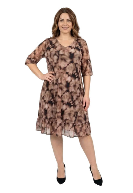 Официална макси рокля от ефирен шифон с преливащ десен, представена в цял ръст на бял фон, показваща V-образно деколте и подгъв с волан.