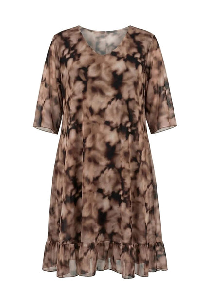 Официална макси рокля от ефирен шифон с преливащ десен. Свободна кройка с V-образно деколте и волан на подгъва, представена на бял фон.