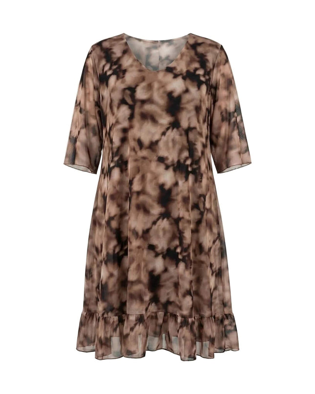 Официална макси рокля от ефирен шифон с преливащ десен. Свободна кройка с V-образно деколте и волан на подгъва, представена на бял фон.