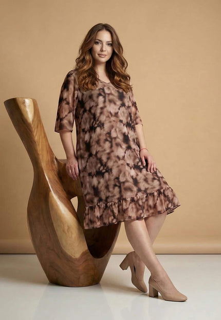 Официална макси рокля от ефирен шифон с преливащ десен в кафяво и V-образно деколте, показана в цял ръст върху модел.