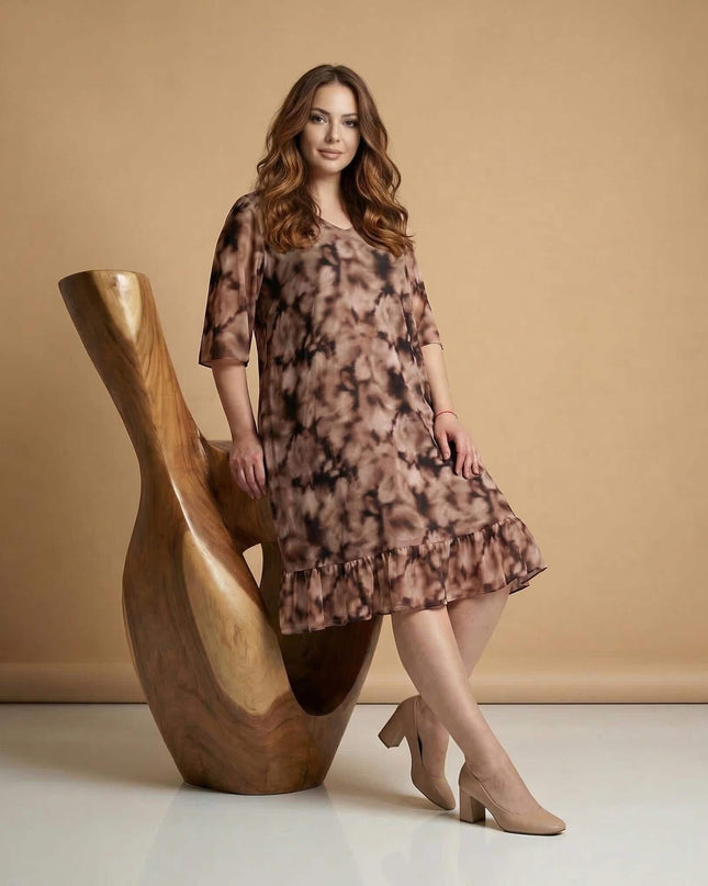 Официална макси рокля от ефирен шифон с преливащ десен в кафяво и V-образно деколте, показана в цял ръст върху модел.