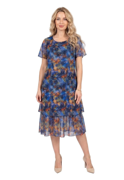 Официална макси рокля от пъстър шифон с абстрактен принт и разкроен силует, представена в цял ръст на бял фон.