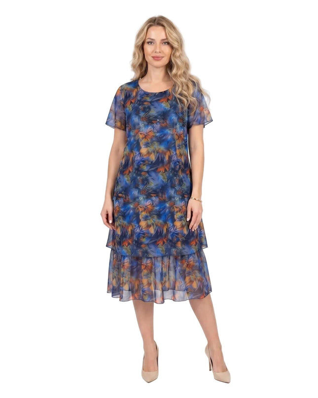 Официална макси рокля от пъстър шифон с абстрактен принт и разкроен силует, представена в цял ръст на бял фон.