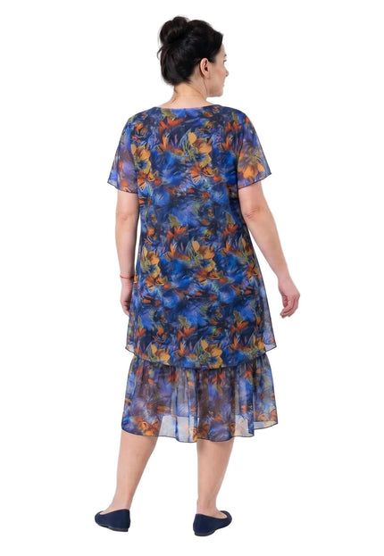 Официална макси рокля от пъстър шифон с разкроен силует – изглед отзад на бял фон, показващ ефирния многослоен дизайн и абстрактния флорален принт.